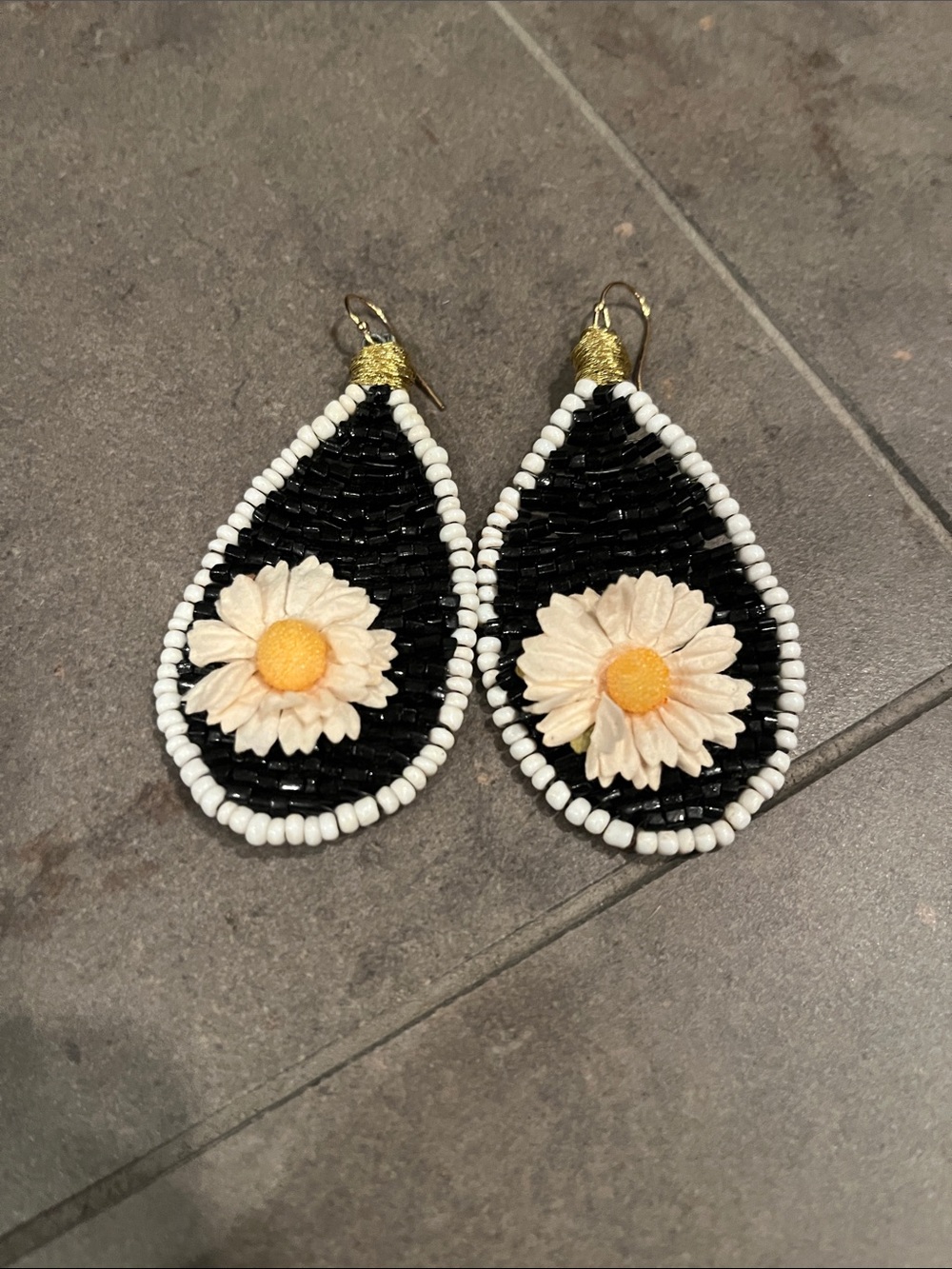 Hand beaded daisy dangle earring